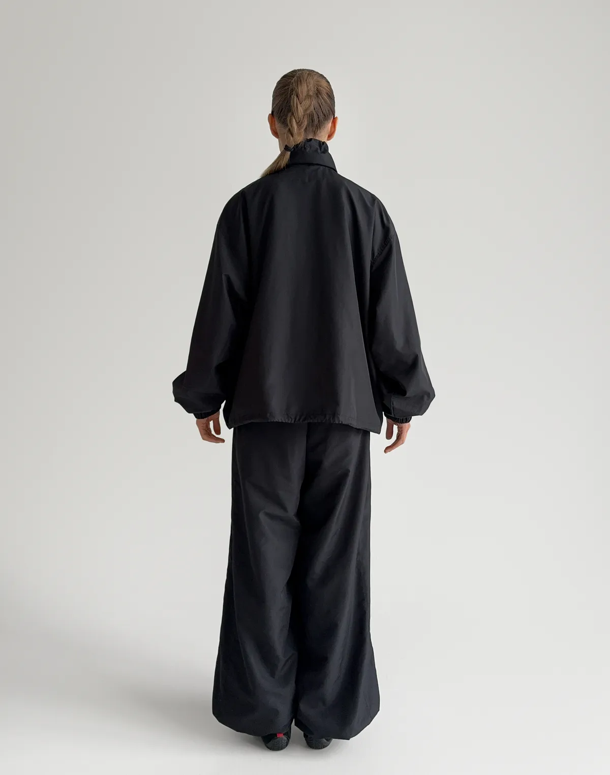 Комплект з плащової тканини зіпер з кишенями та джогери на затяжках по низу, чорні - Фото 2