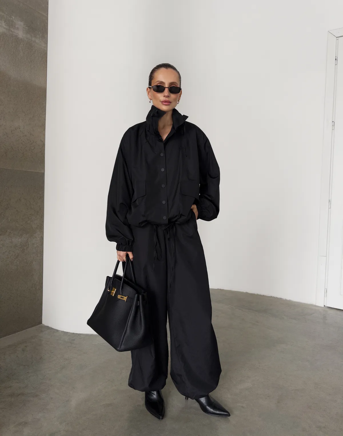 Комплект з плащової тканини зіпер з кишенями та джогери на затяжках по низу, чорні - Фото 5