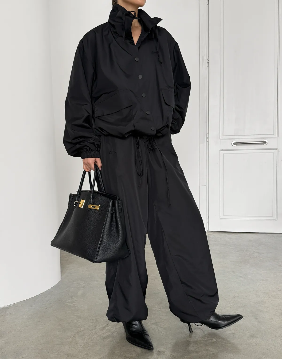 Штани джогери з плащової тканини на затяжках по низу, чорні - Фото 8