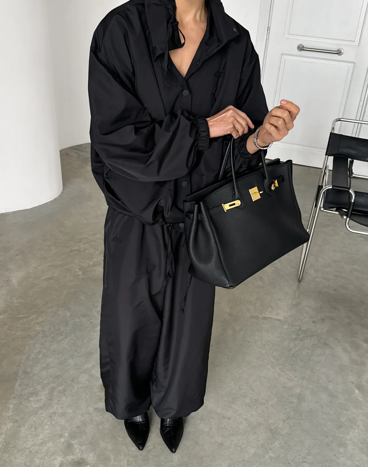 Комплект з плащової тканини зіпер з кишенями та джогери на затяжках по низу, чорні - Фото 4