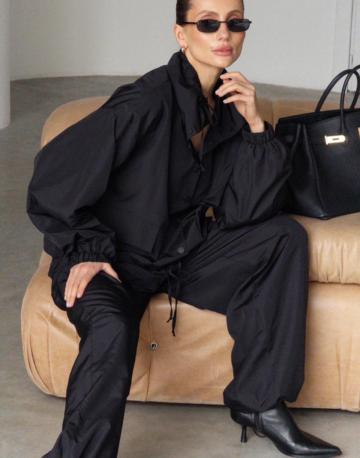 Комплект з плащової тканини зіпер з кишенями та джогери на затяжках по низу, чорні - Фото 8