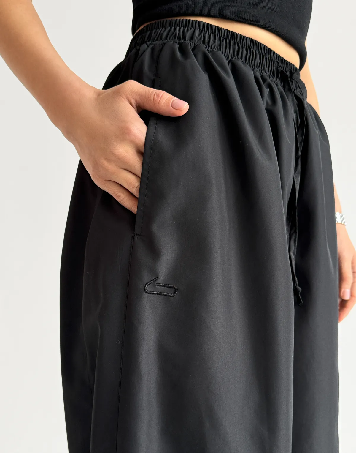 Штани джогери з плащової тканини на затяжках по низу, чорні - Фото 6