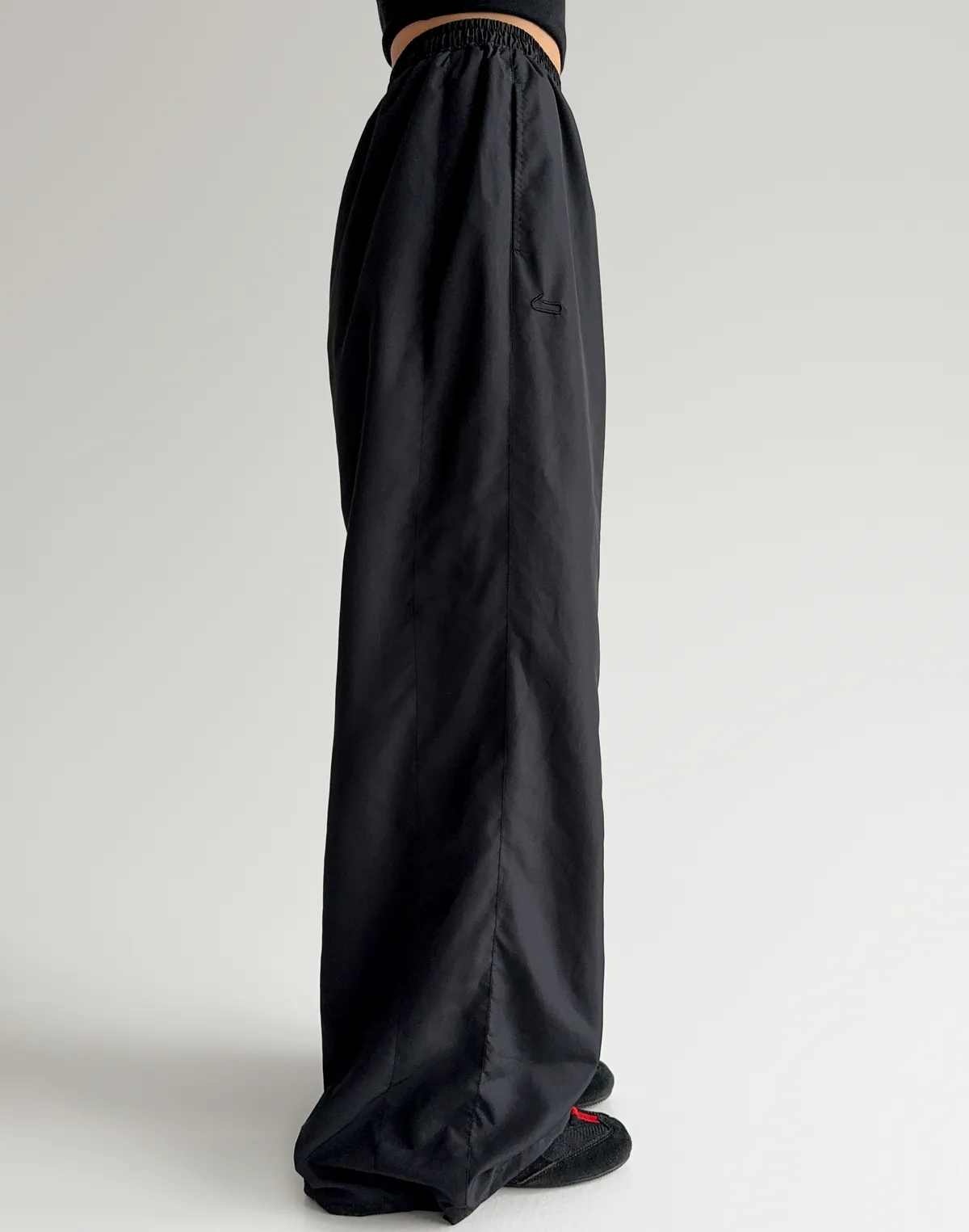 Штани джогери з плащової тканини на затяжках по низу, чорні - Фото 5