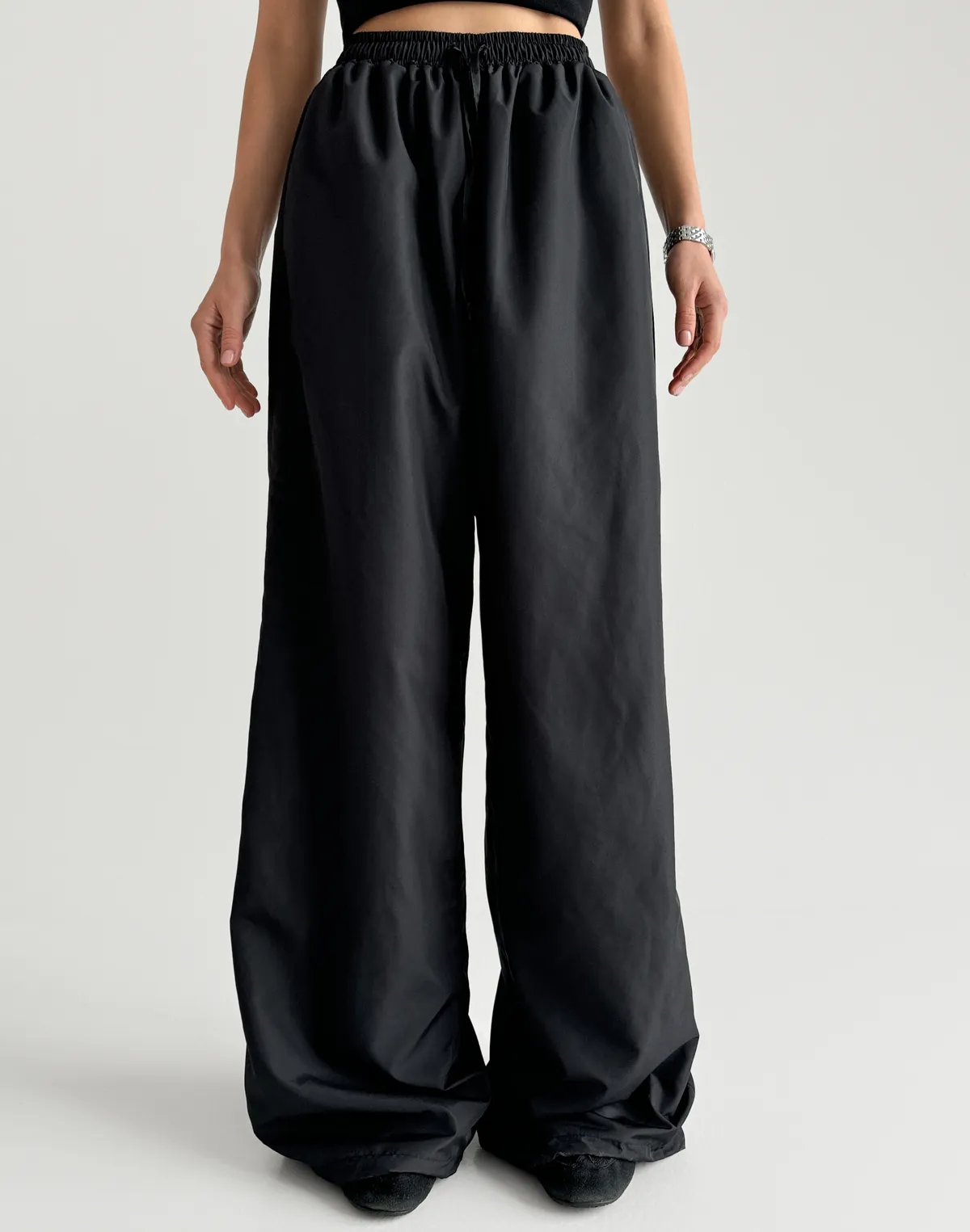 Штани джогери з плащової тканини на затяжках по низу, чорні - Фото 1