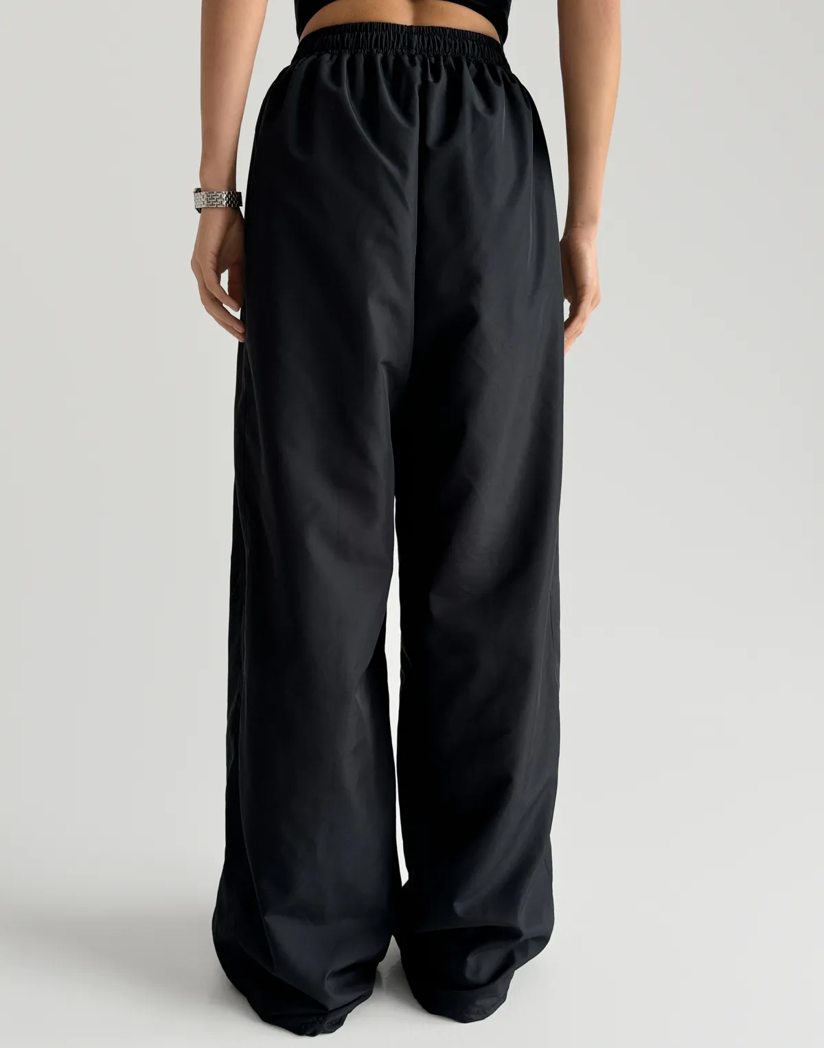 Штани джогери з плащової тканини на затяжках по низу, чорні - Фото 2