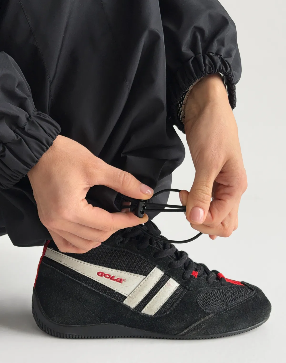 Штани джогери з плащової тканини на затяжках по низу, чорні - Фото 4