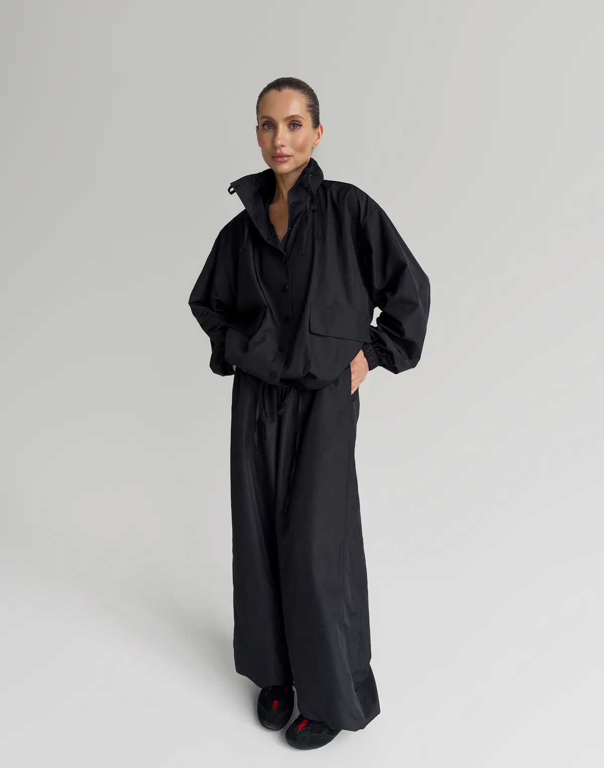 Штани джогери з плащової тканини на затяжках по низу, чорні - Фото 3