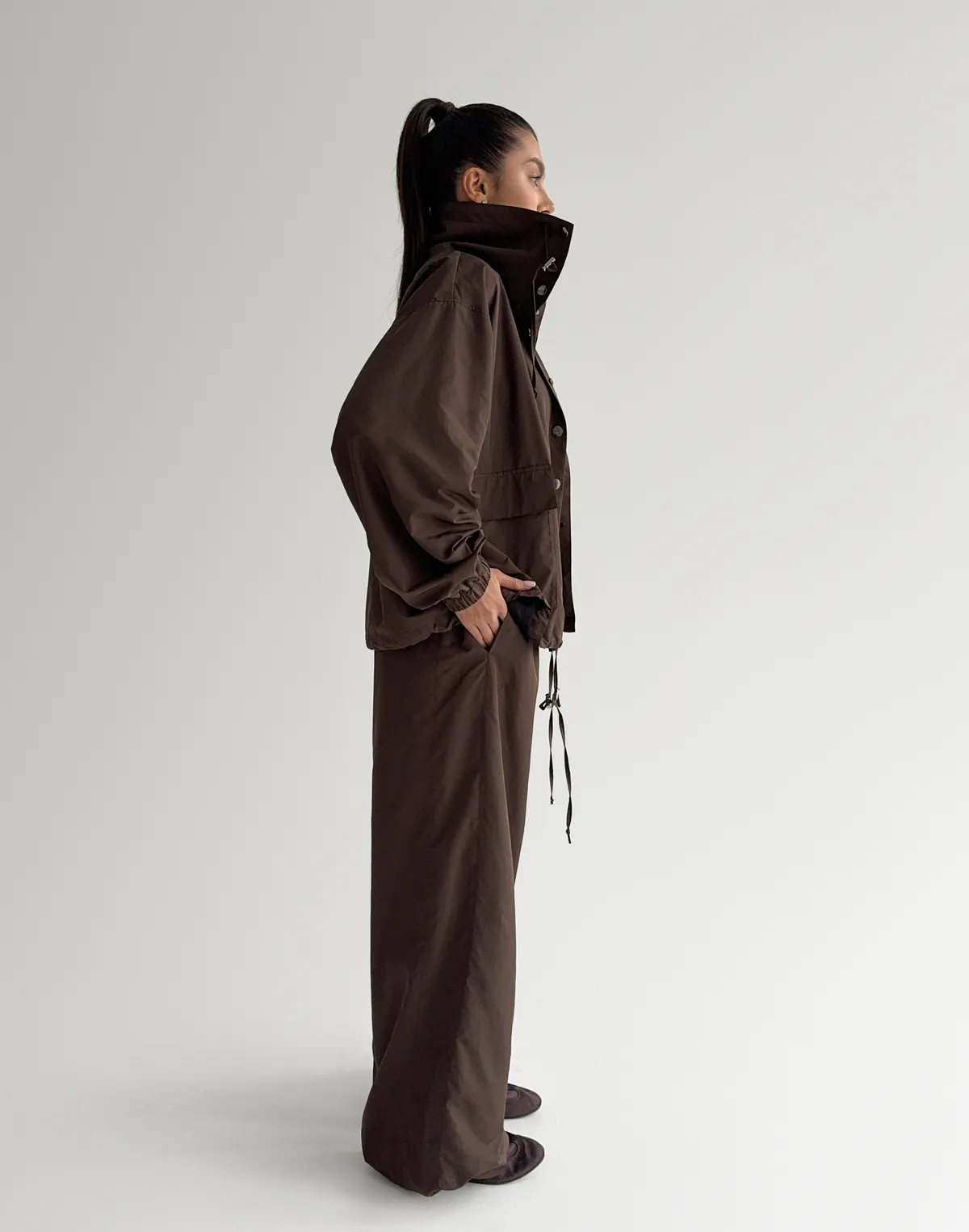 Штани джогери з плащової тканини на затяжках по низу, шоколадні - Фото 8