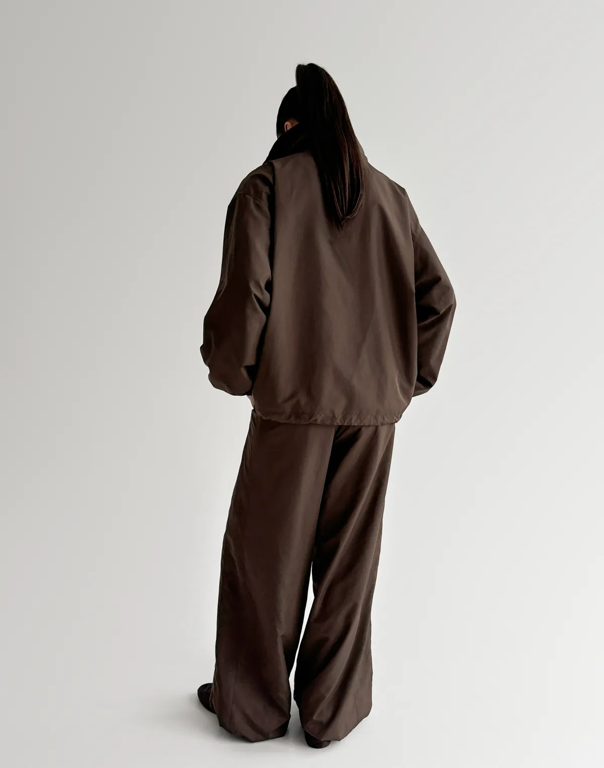 Комплект з плащової тканини зіпер з кишенями та джогери на затяжках по низу, шоколадні - Фото 2