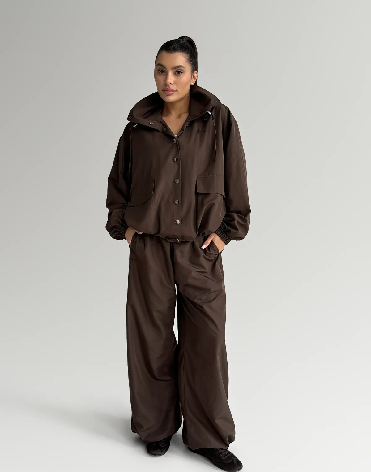 Комплект з плащової тканини зіпер з кишенями та джогери на затяжках по низу, шоколадні - Фото 6