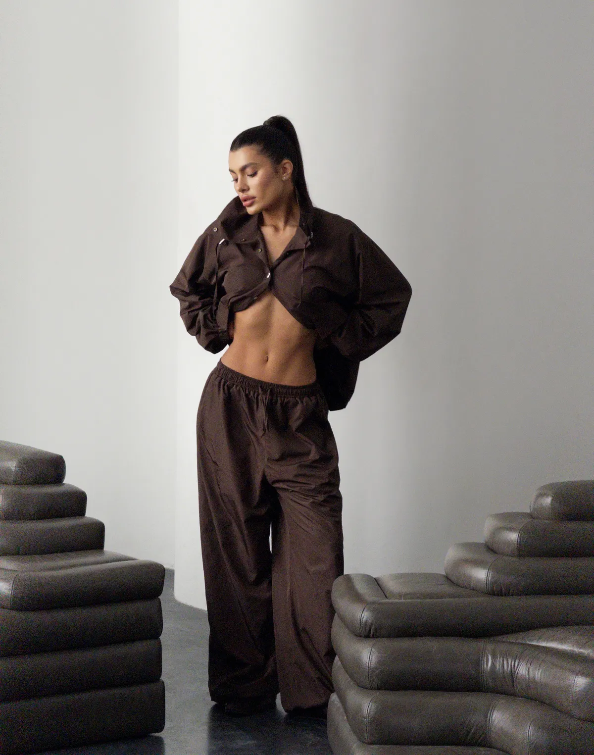 Штани джогери з плащової тканини на затяжках по низу, шоколадні - Фото 3