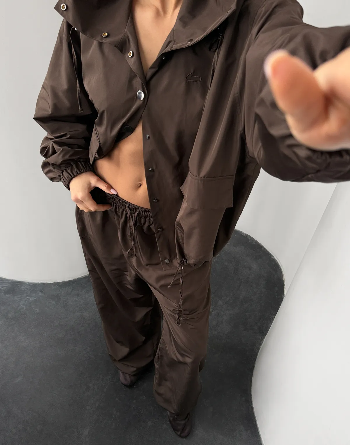 Зіпер з плащової тканини з кишенями, шоколадний - Фото 4