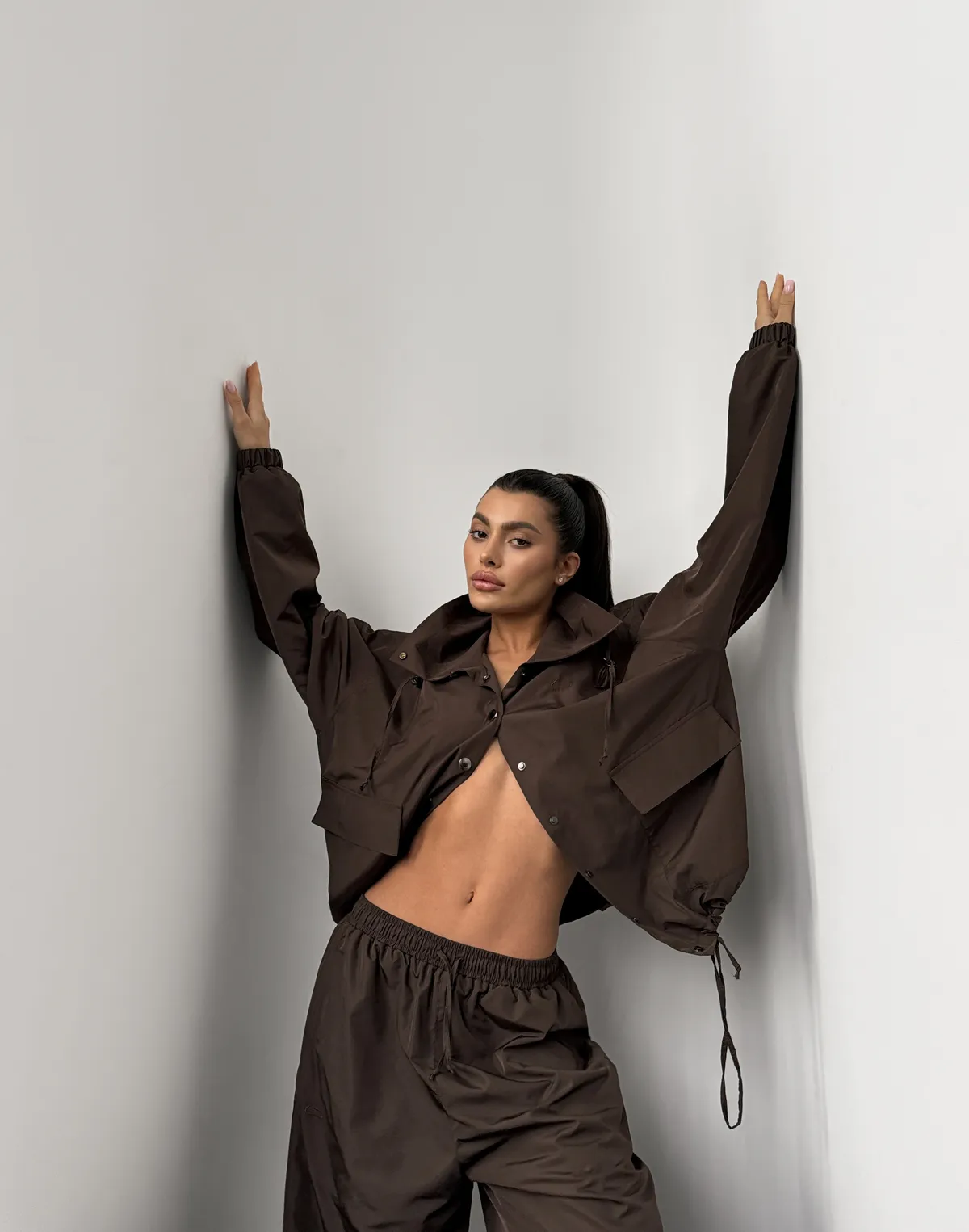 Зіпер з плащової тканини з кишенями, шоколадний - Фото 3