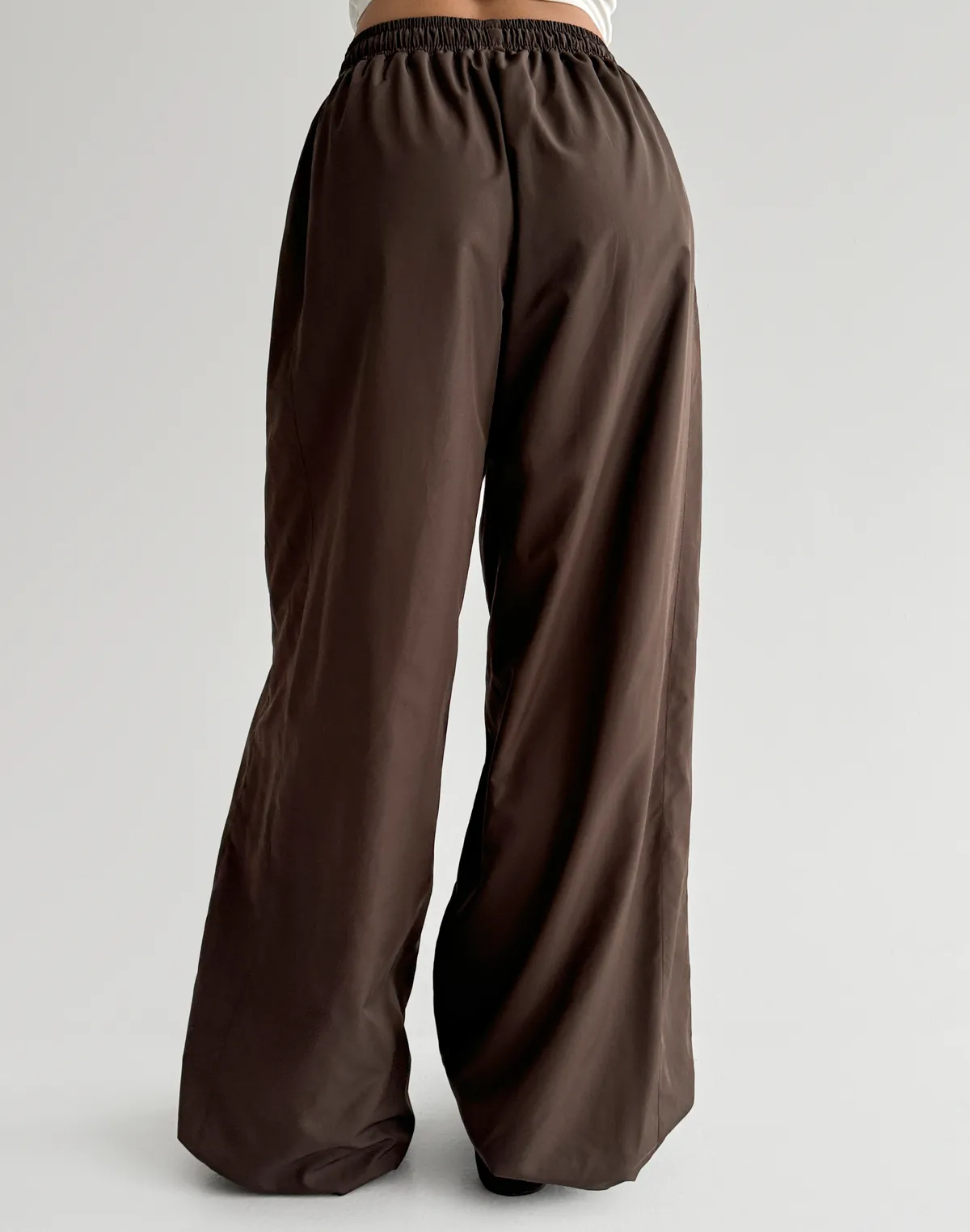 Штани джогери з плащової тканини на затяжках по низу, шоколадні - Фото 2