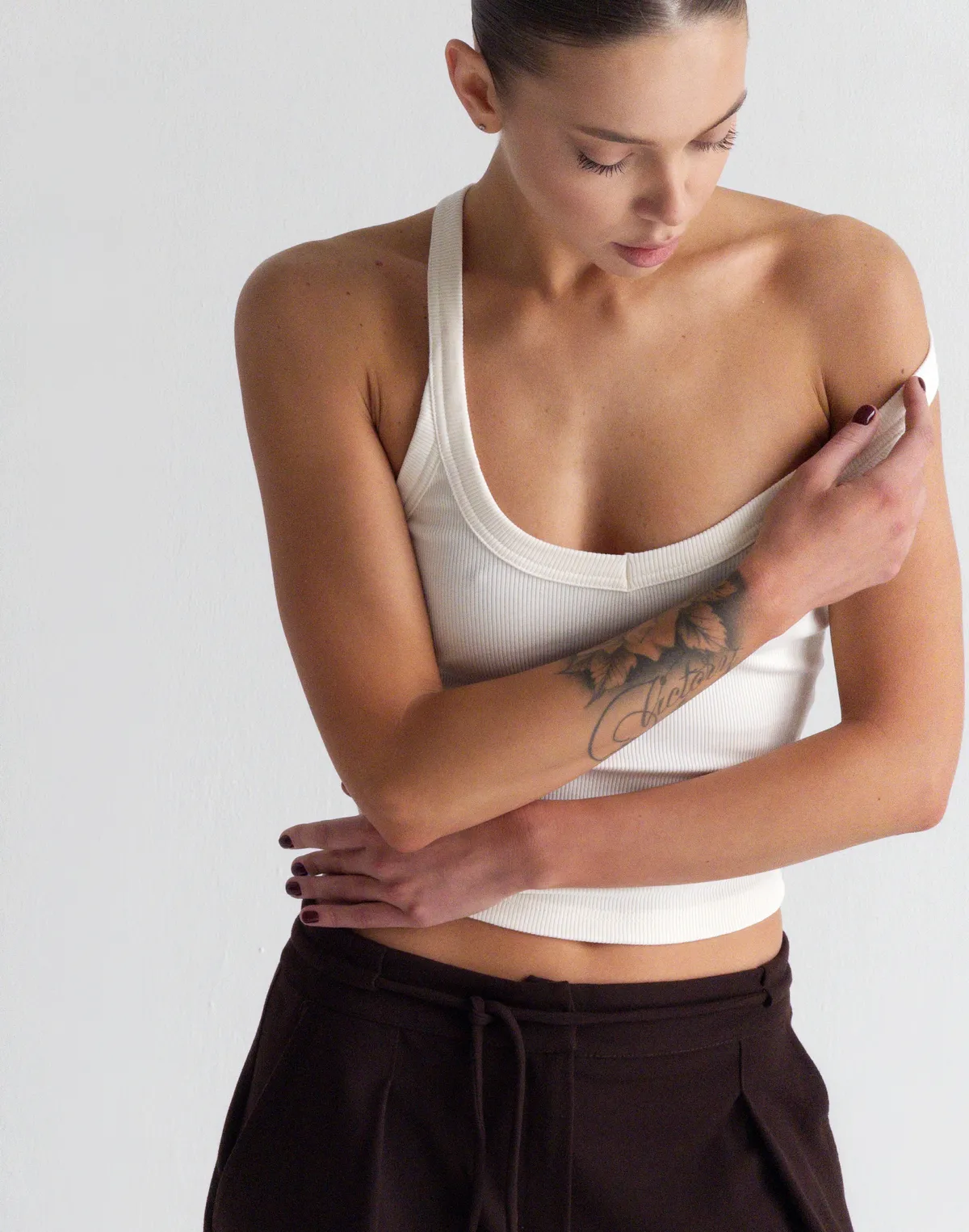 Майка жіноча у рубчик з декоративною бретеллю на спині, пудрова - Фото 5