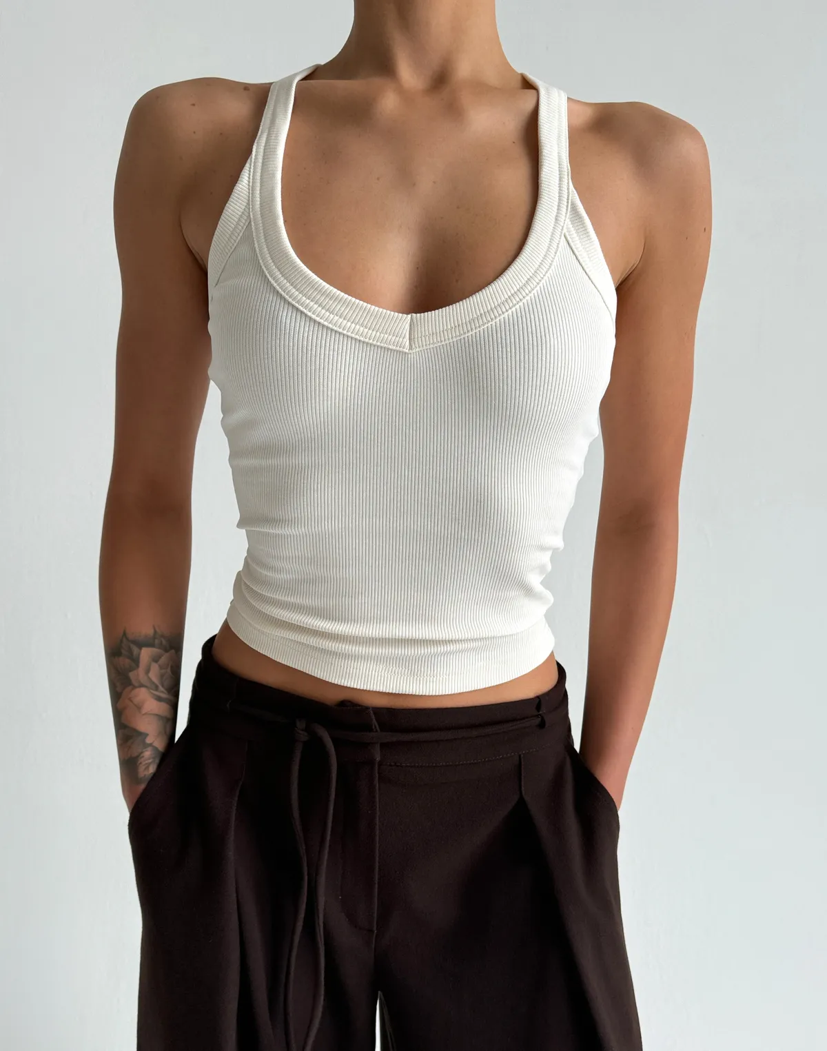 Майка жіноча у рубчик з декоративною бретеллю на спині, пудрова - Фото 1