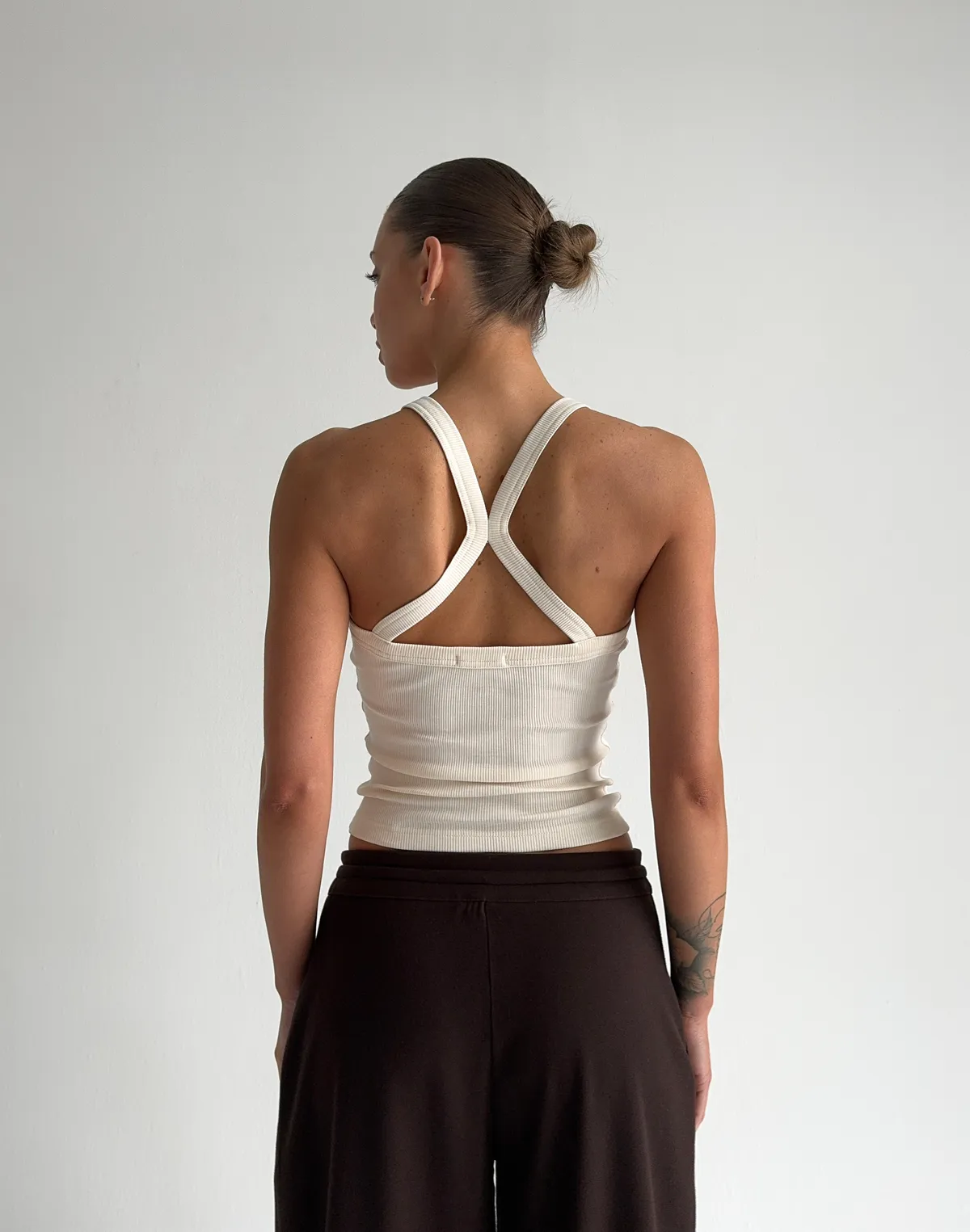 Майка жіноча у рубчик з декоративною бретеллю на спині, пудрова - Фото 2