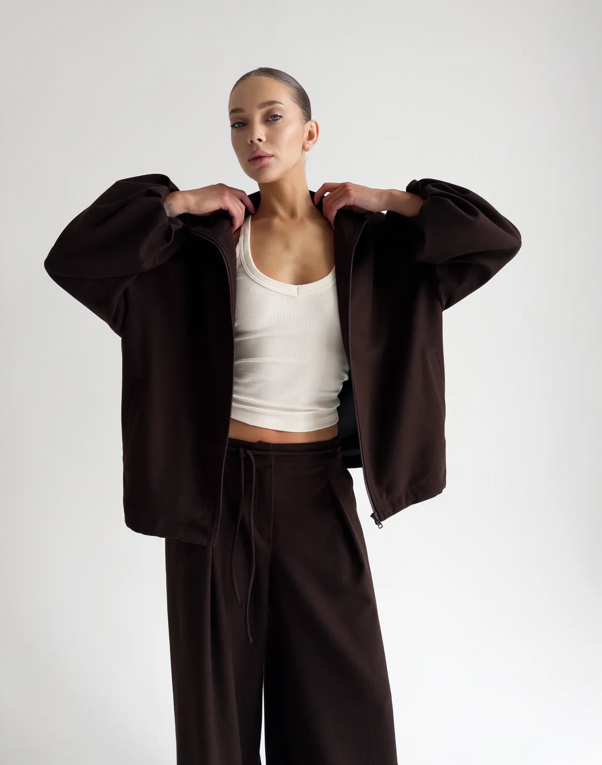 Майка жіноча у рубчик з декоративною бретеллю на спині, пудрова - Фото 7