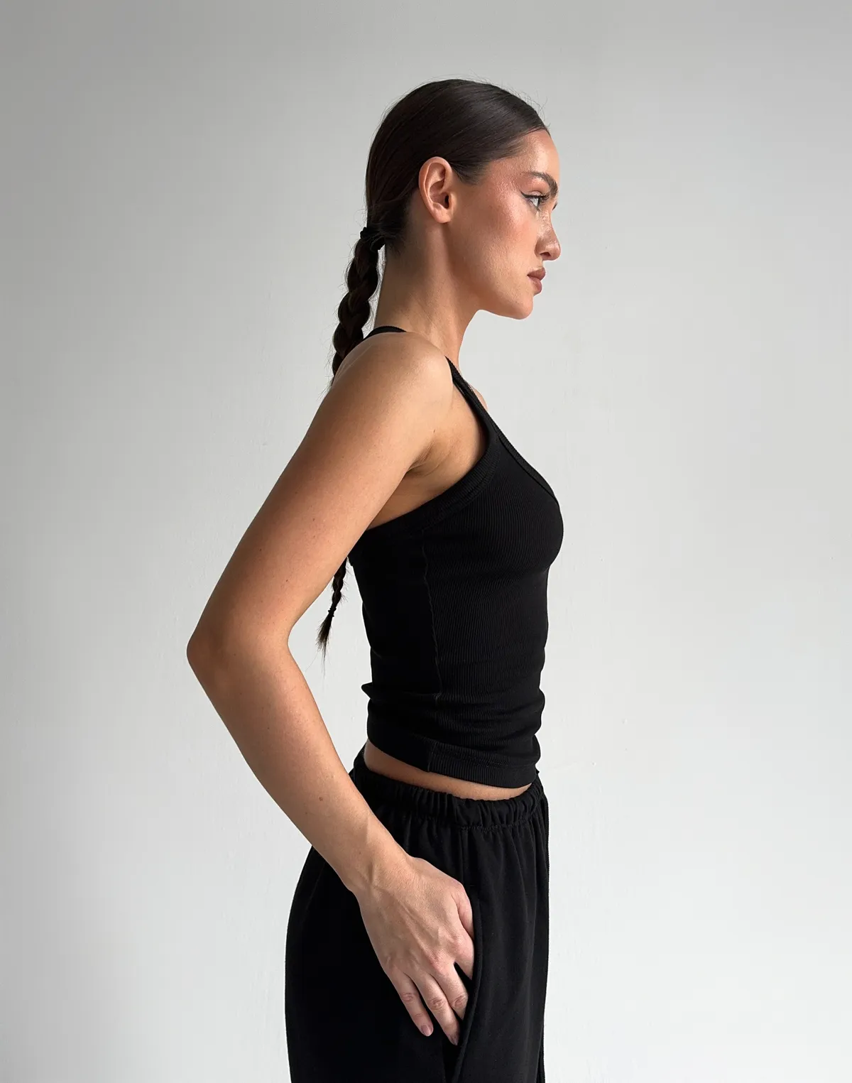 Майка жіноча у рубчик з декоративною бретеллю на спині, чорна - Фото 8