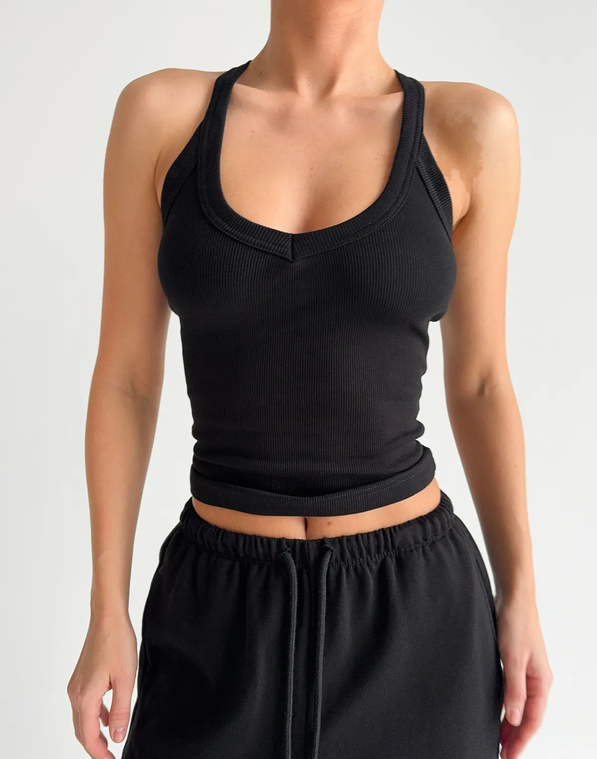 Майка жіноча у рубчик з декоративною бретеллю на спині, чорна - Фото 1