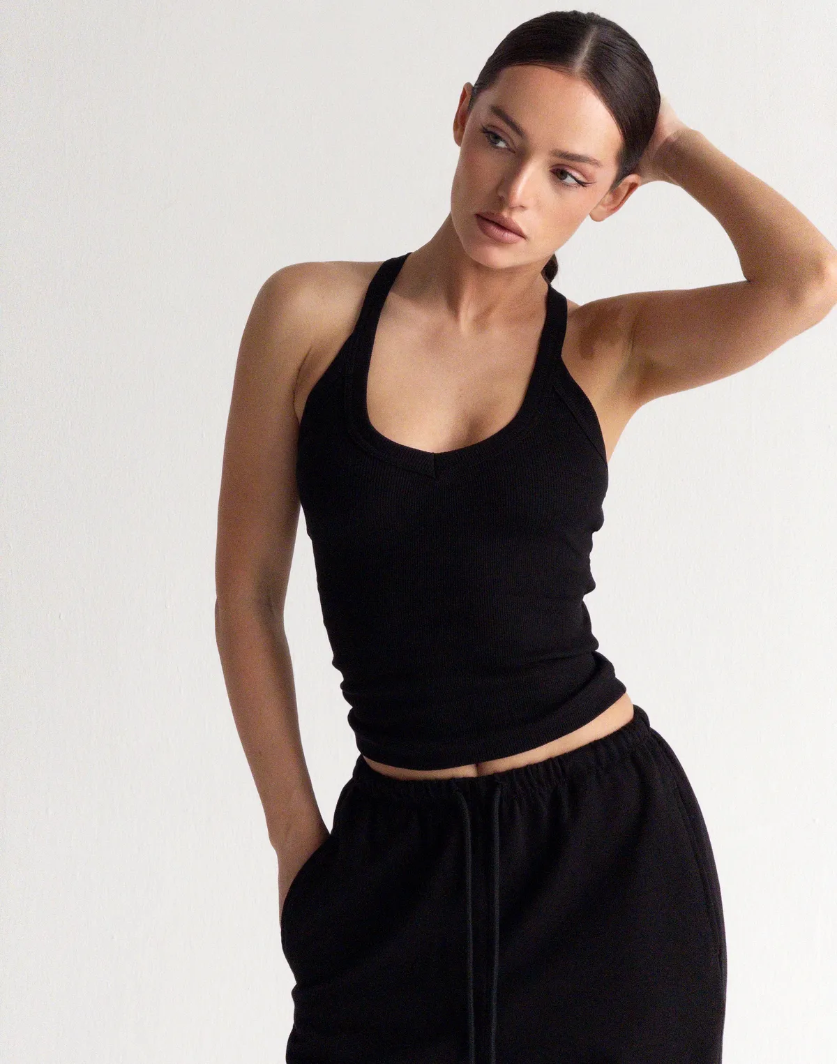 Майка жіноча у рубчик з декоративною бретеллю на спині, чорна - Фото 6