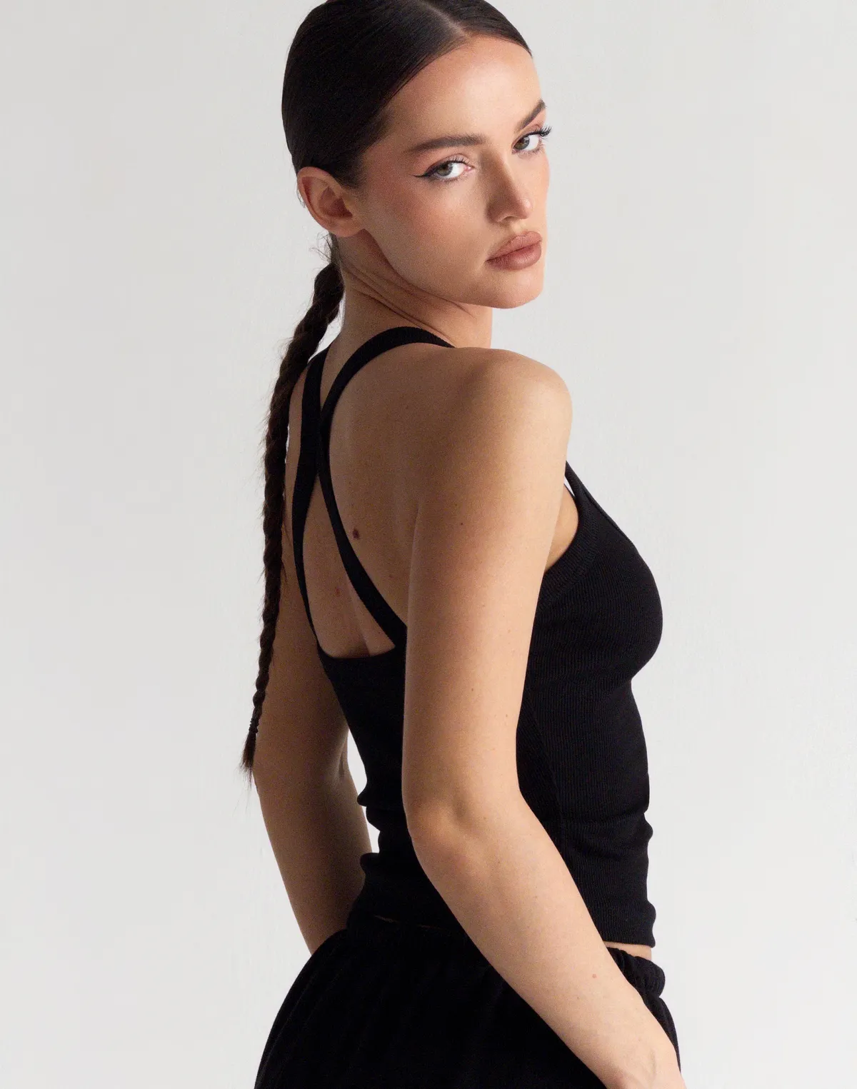 Майка жіноча у рубчик з декоративною бретеллю на спині, чорна - Фото 5