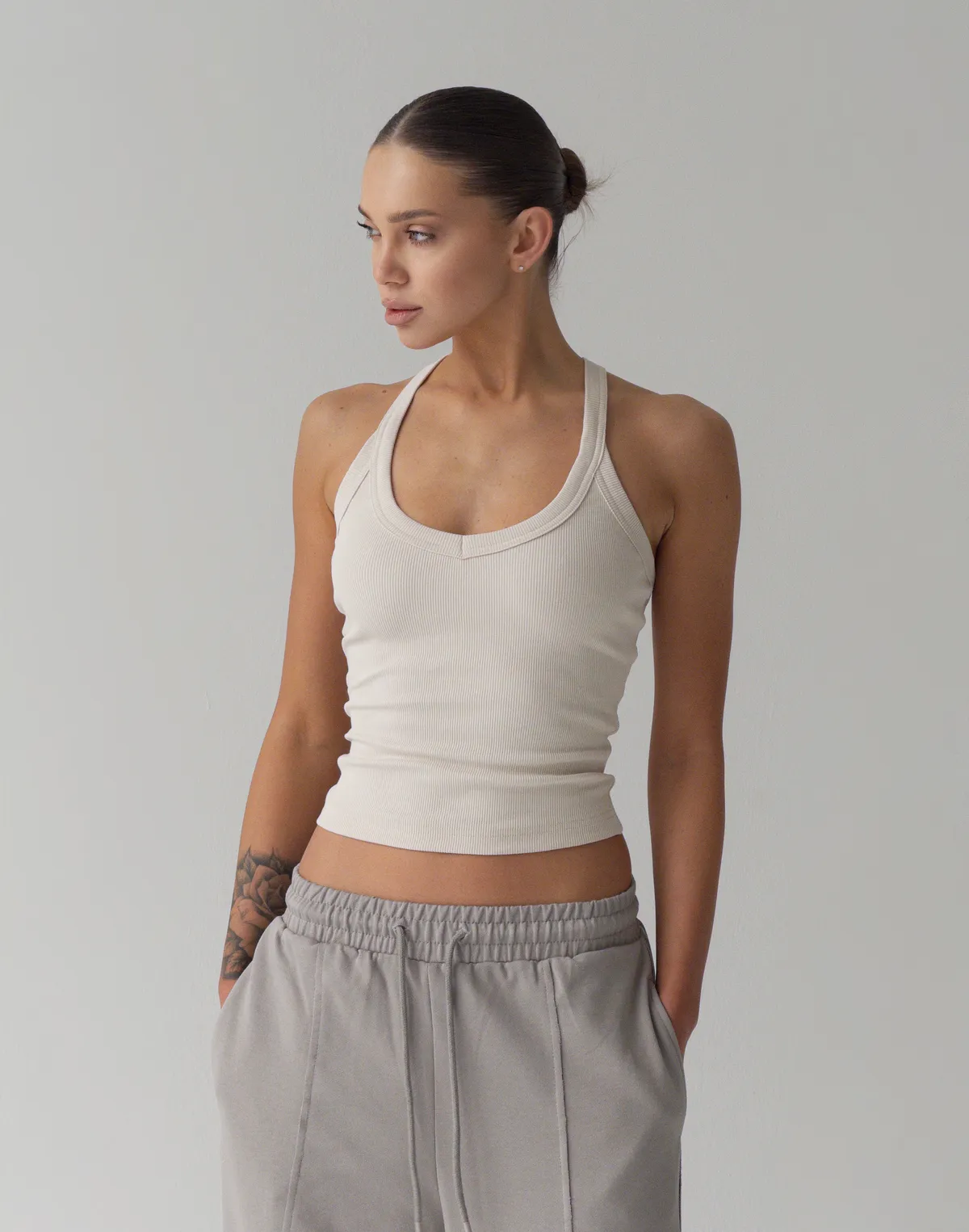 Майка жіноча у рубчик з декоративною бретеллю на спині, беж - Фото 7