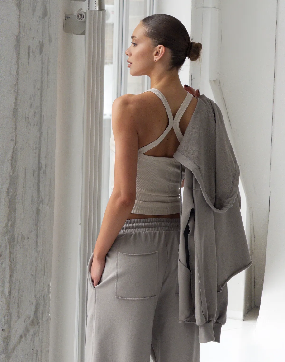 Майка жіноча у рубчик з декоративною бретеллю на спині, беж - Фото 5