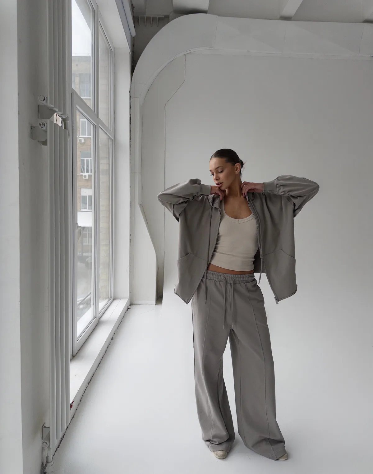 Майка жіноча у рубчик з декоративною бретеллю на спині, беж - Фото 4