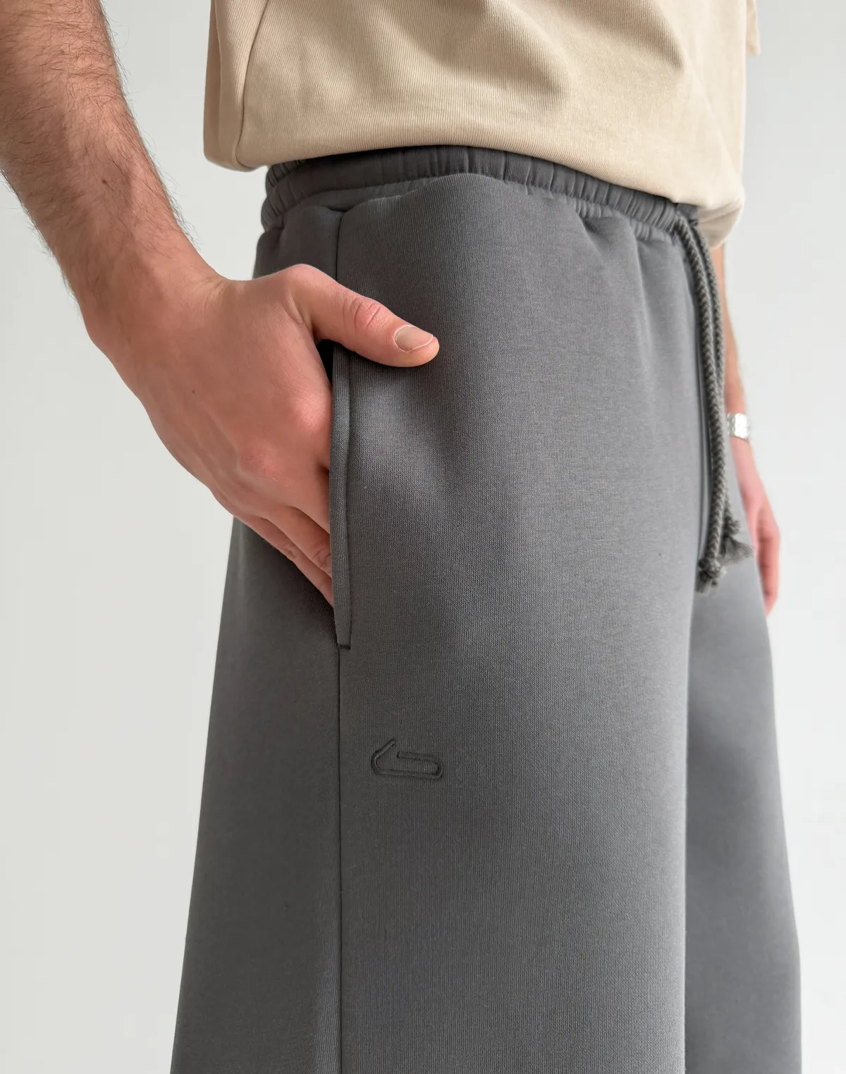 Штани спортивні чоловічі базові зі шнурком, темний сірий - Фото 6