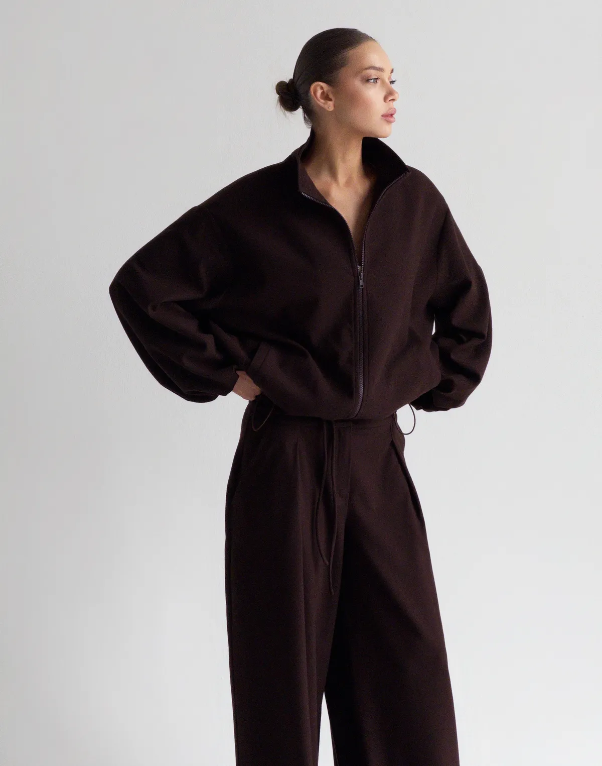 Комплект з костюмної тканини жакет-бомбер та штани супер вільного крою, шоколадні - Фото 8