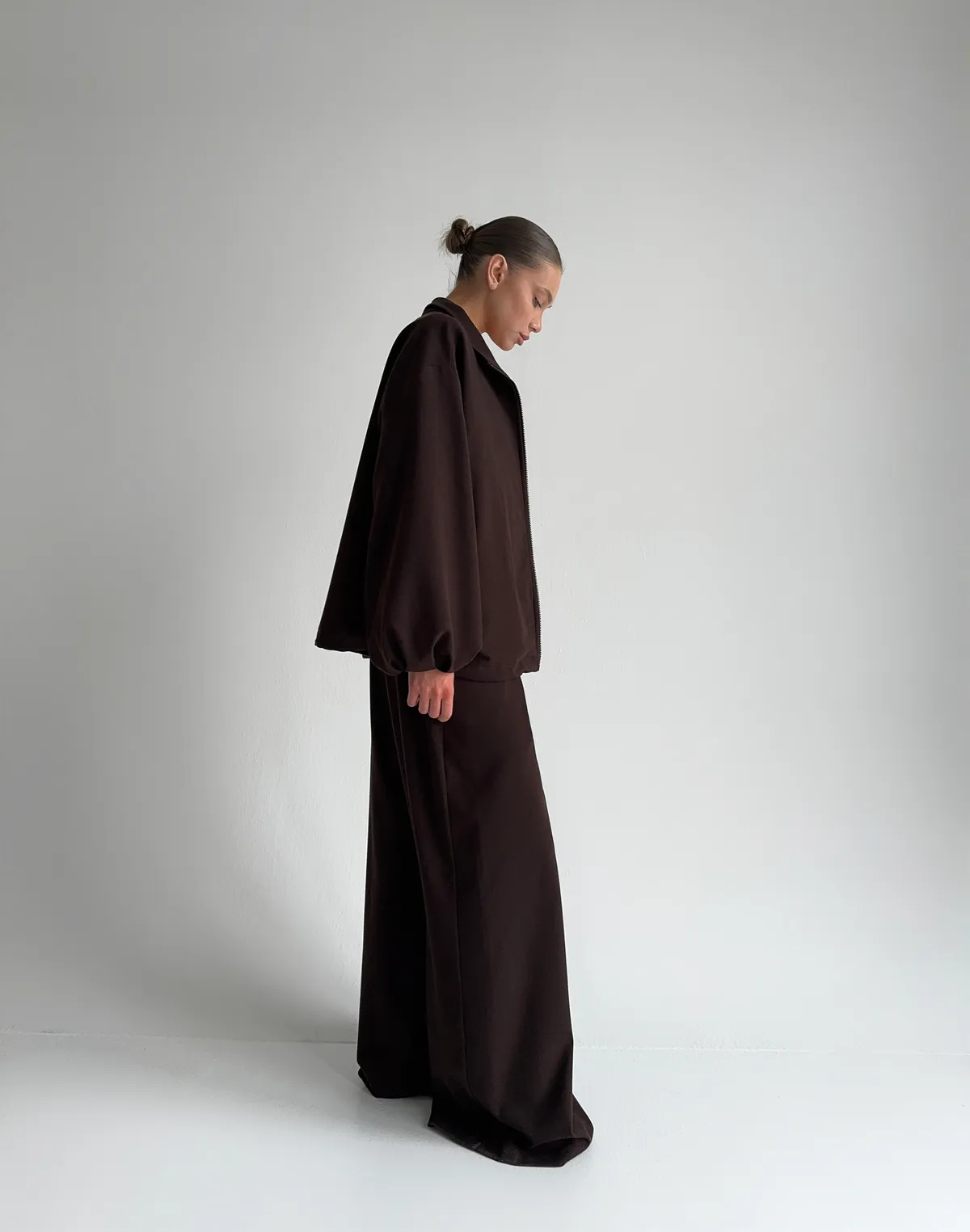 Комплект з костюмної тканини жакет-бомбер та штани супер вільного крою, шоколадні - Фото 3