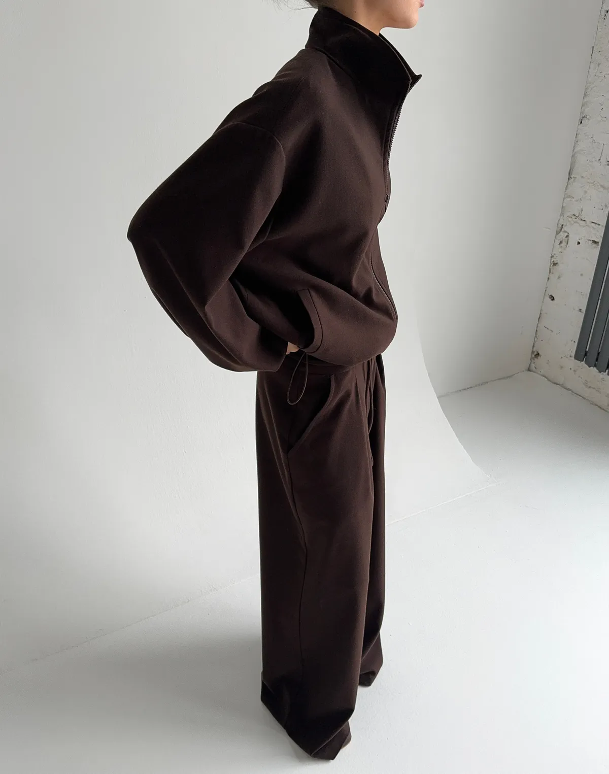 Комплект з костюмної тканини жакет-бомбер та штани супер вільного крою, шоколадні - Фото 7
