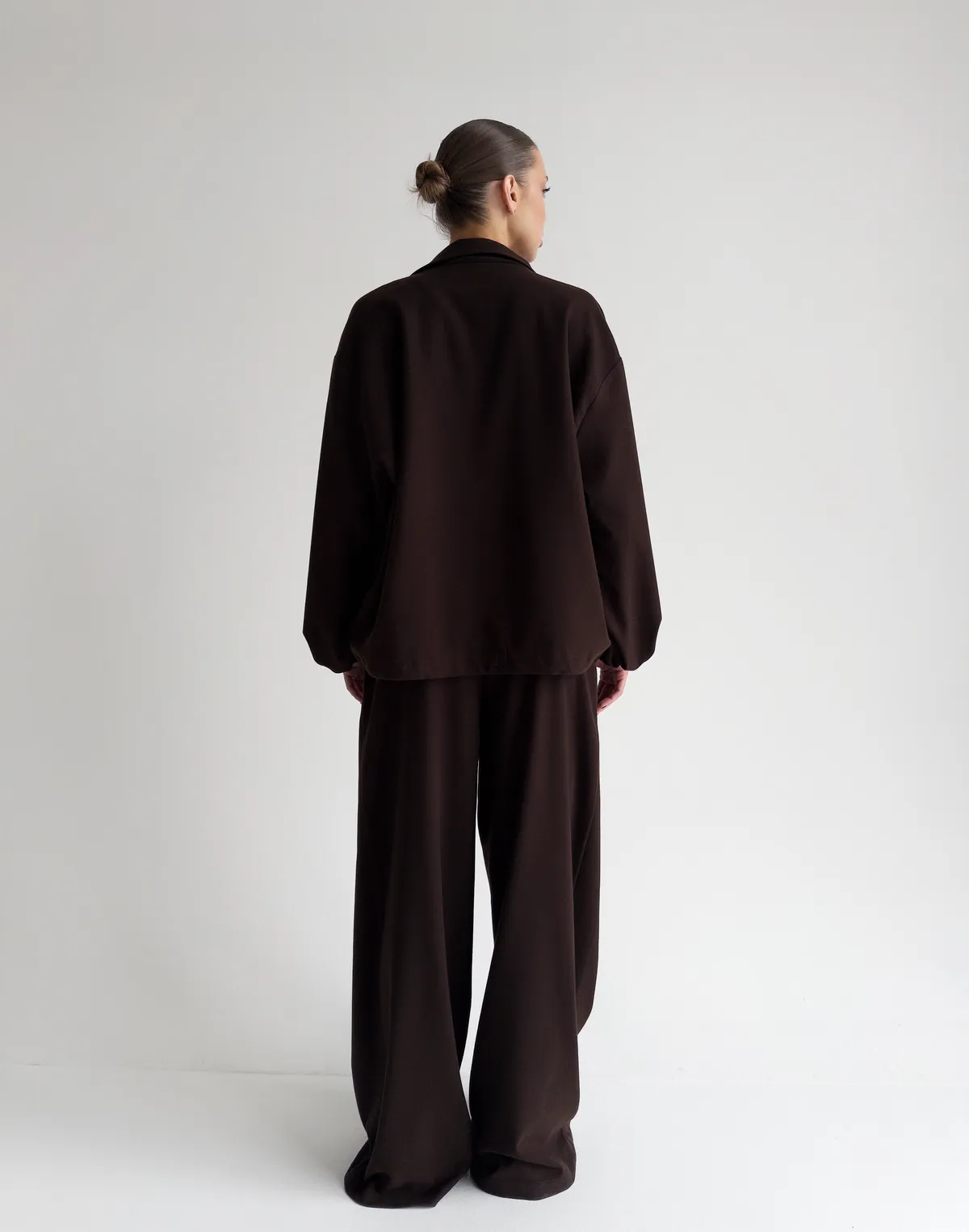 Комплект з костюмної тканини жакет-бомбер та штани супер вільного крою, шоколадні - Фото 2
