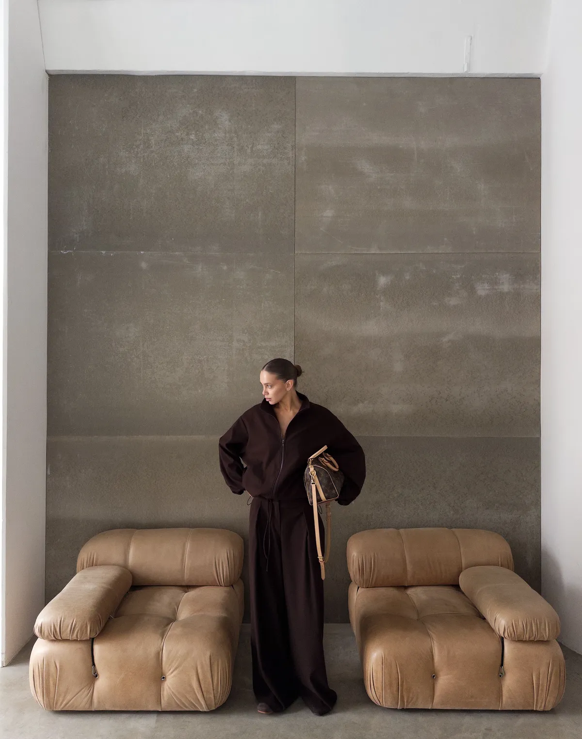 Комплект з костюмної тканини жакет-бомбер та штани супер вільного крою, шоколадні - Фото 6