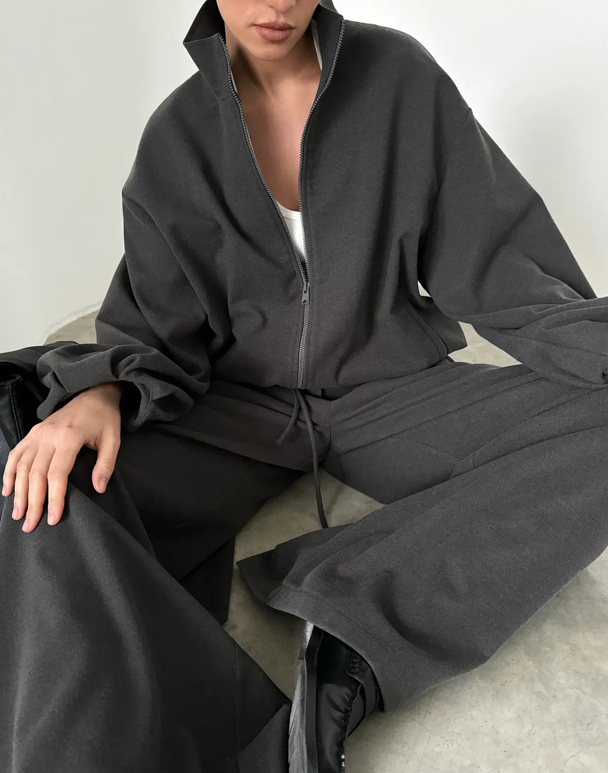 Комплект з костюмної тканини жакет-бомбер та штани супер вільного крою, графітові - Фото 6