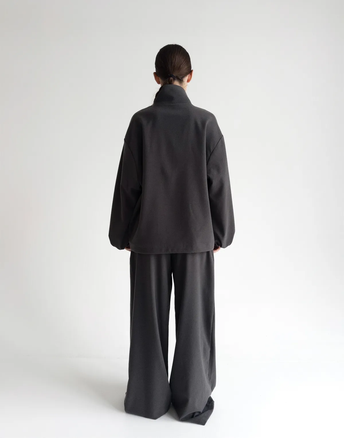 Комплект з костюмної тканини жакет-бомбер та штани супер вільного крою, графітові - Фото 2