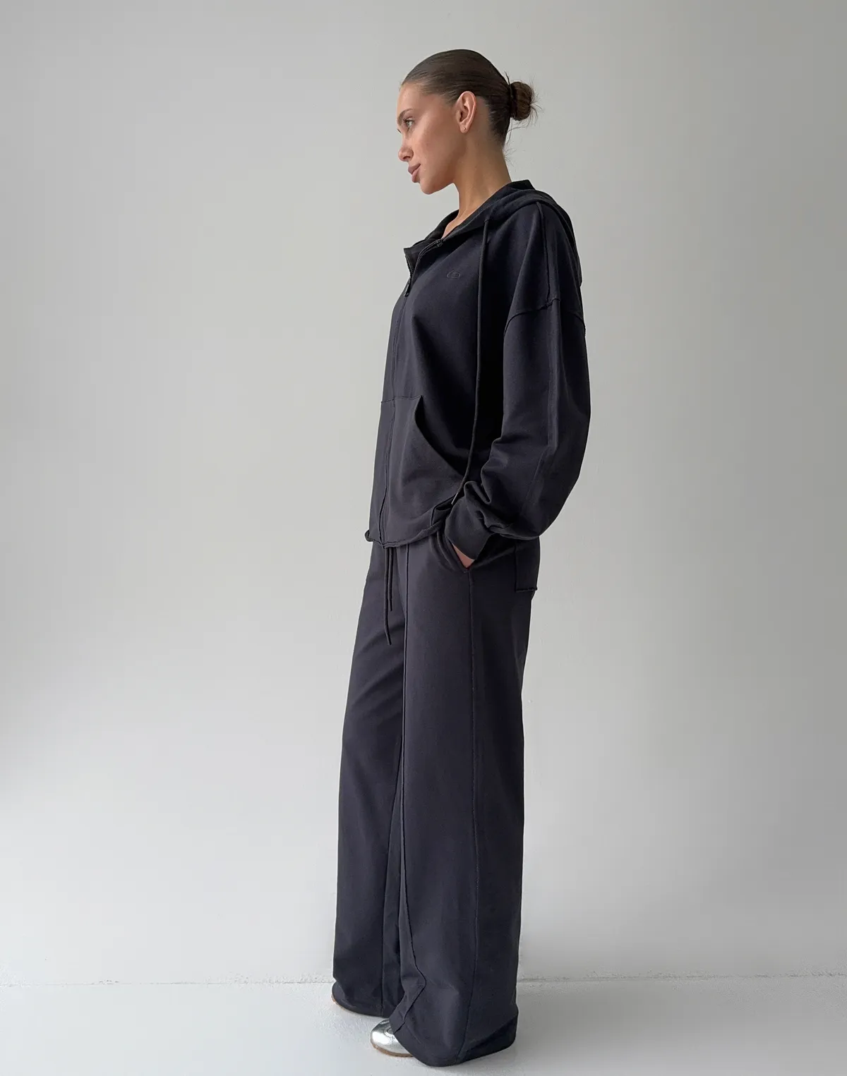 Комплект зіпер оверсайз та штани з декоративними кишенями позаду, графіт - Фото 6