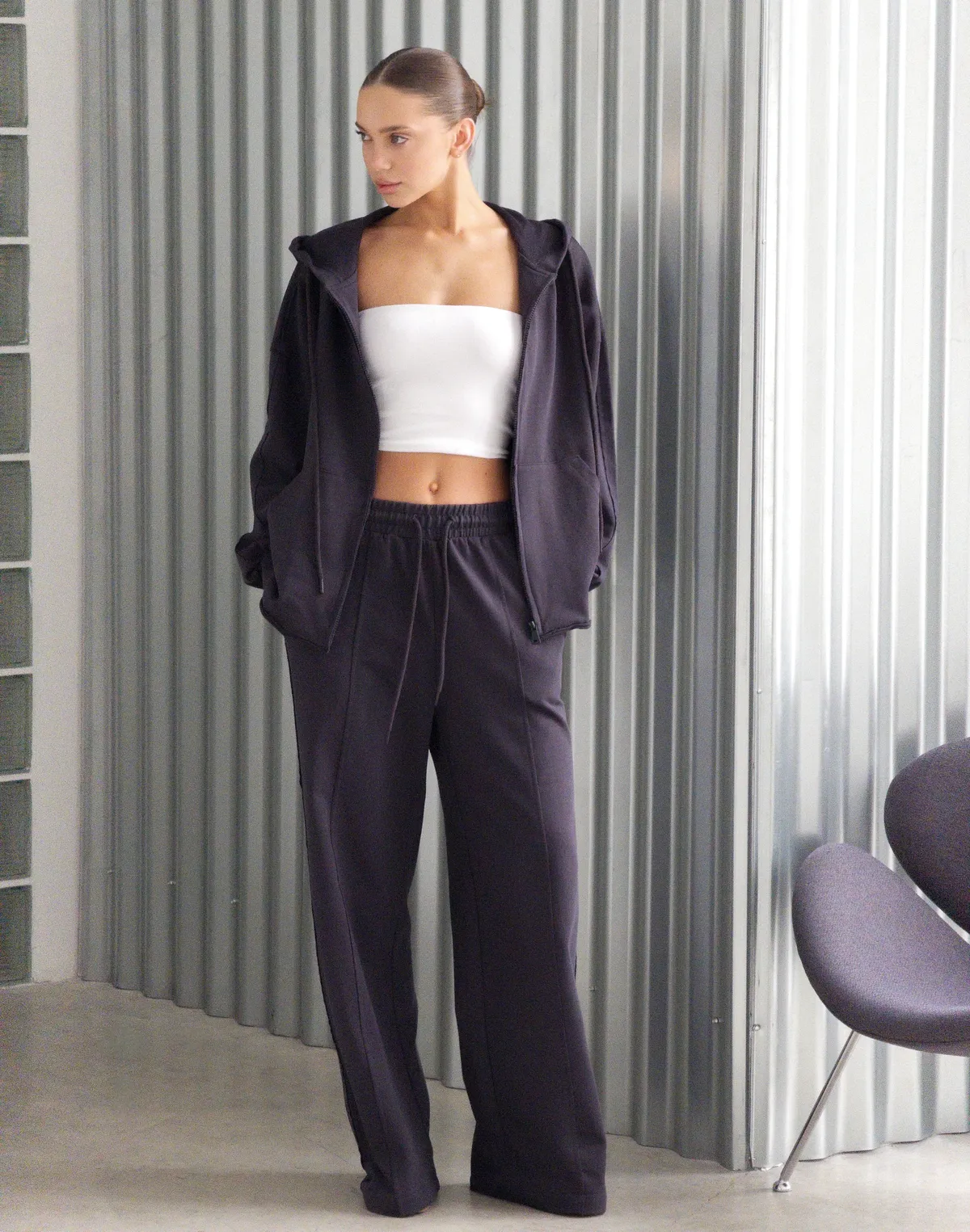 Комплект зіпер оверсайз та штани з декоративними кишенями позаду, графіт - Фото 5