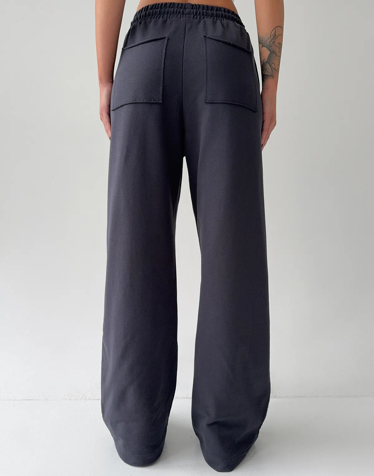 Штани прямі з декоративними кишенями позаду, графіт - Фото 2