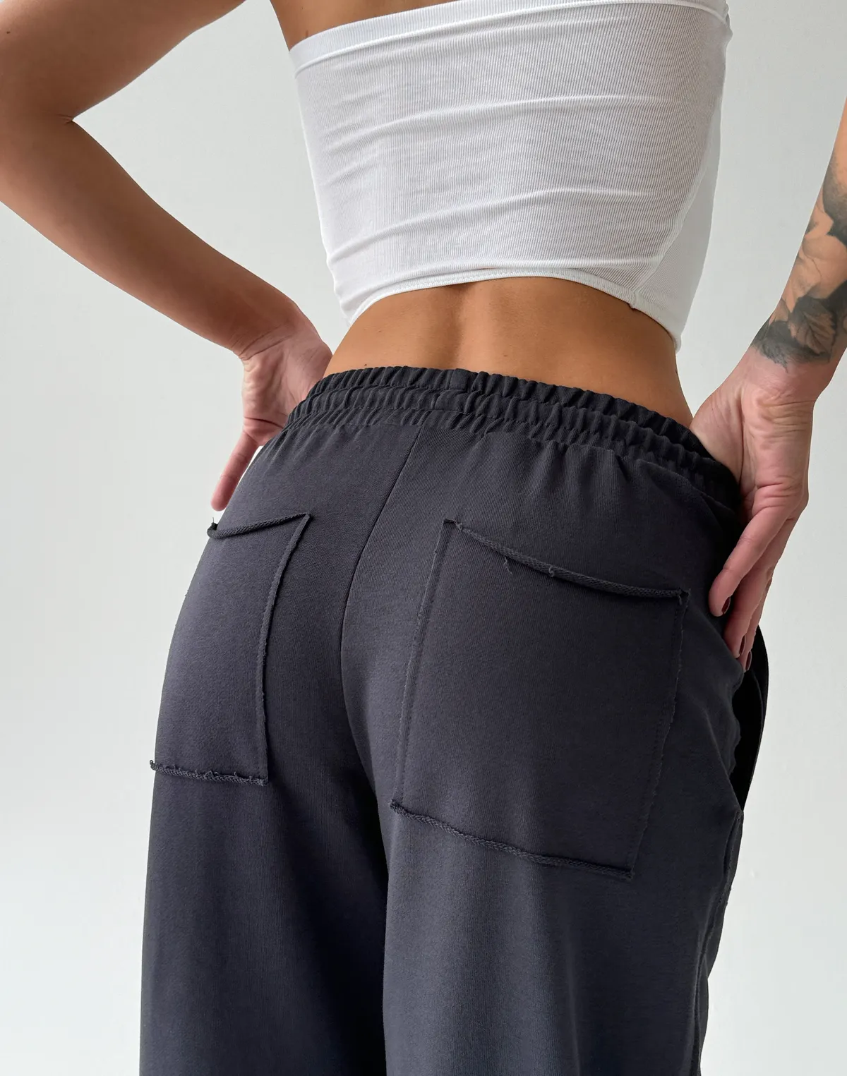 Штани прямі з декоративними кишенями позаду, графіт - Фото 6