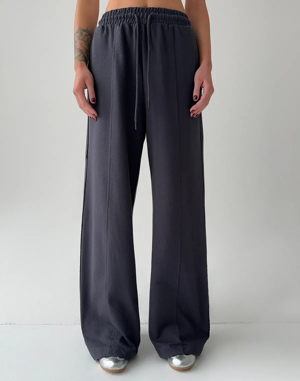 Штани прямі з декоративними кишенями позаду, графіт - Фото 1