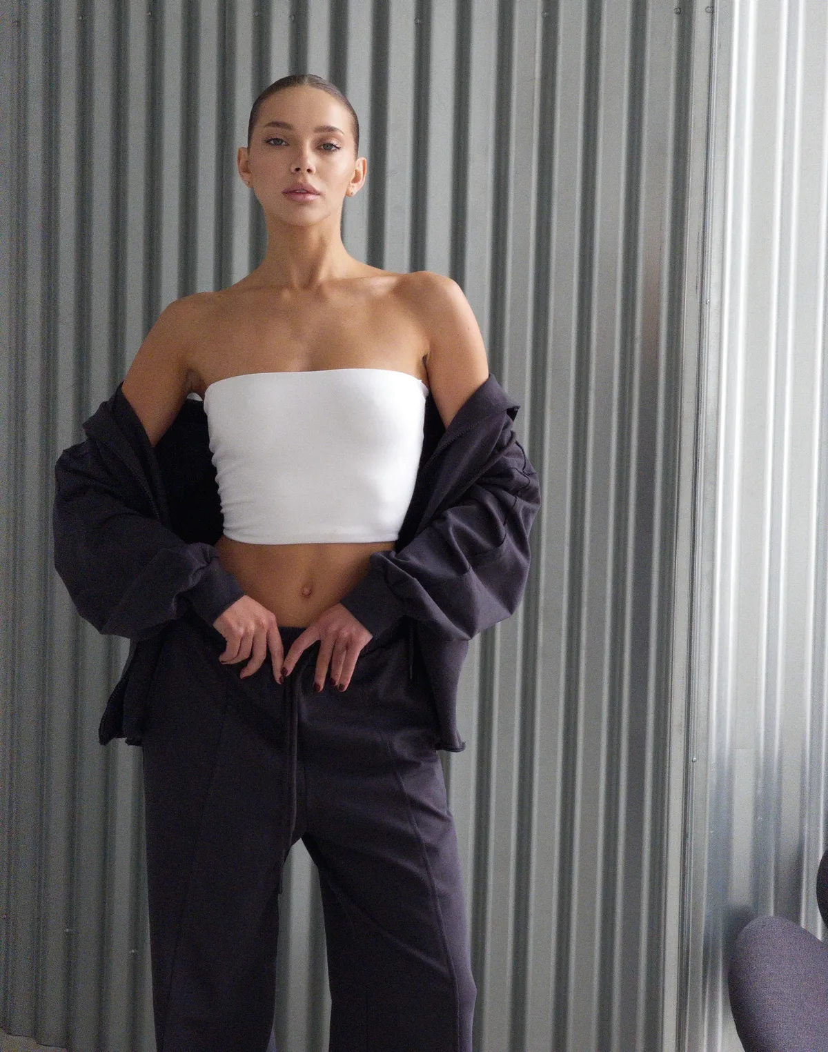 Штани прямі з декоративними кишенями позаду, графіт - Фото 8