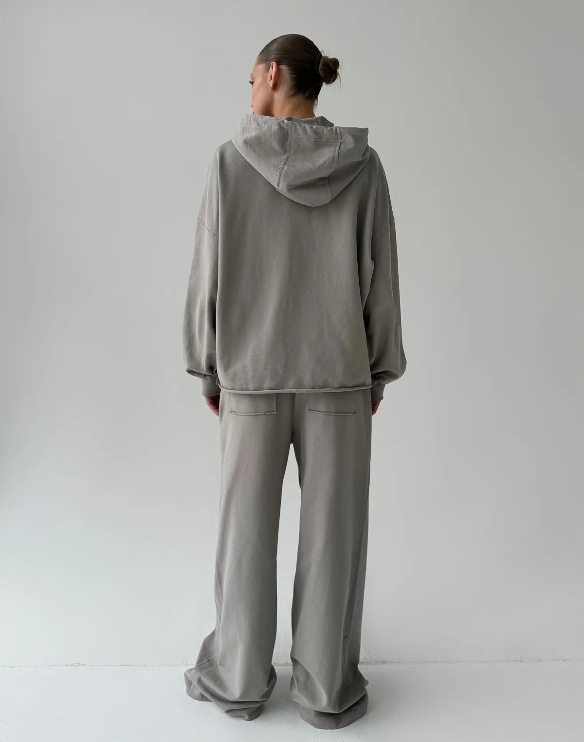 Комплект зіпер оверсайз та штани з декоративними кишенями позаду, нейтральний сірий - Фото 2