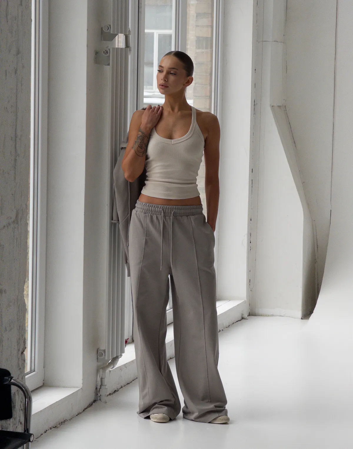 Штани прямі з декоративними кишенями позаду, нейтральний сірий - Фото 8