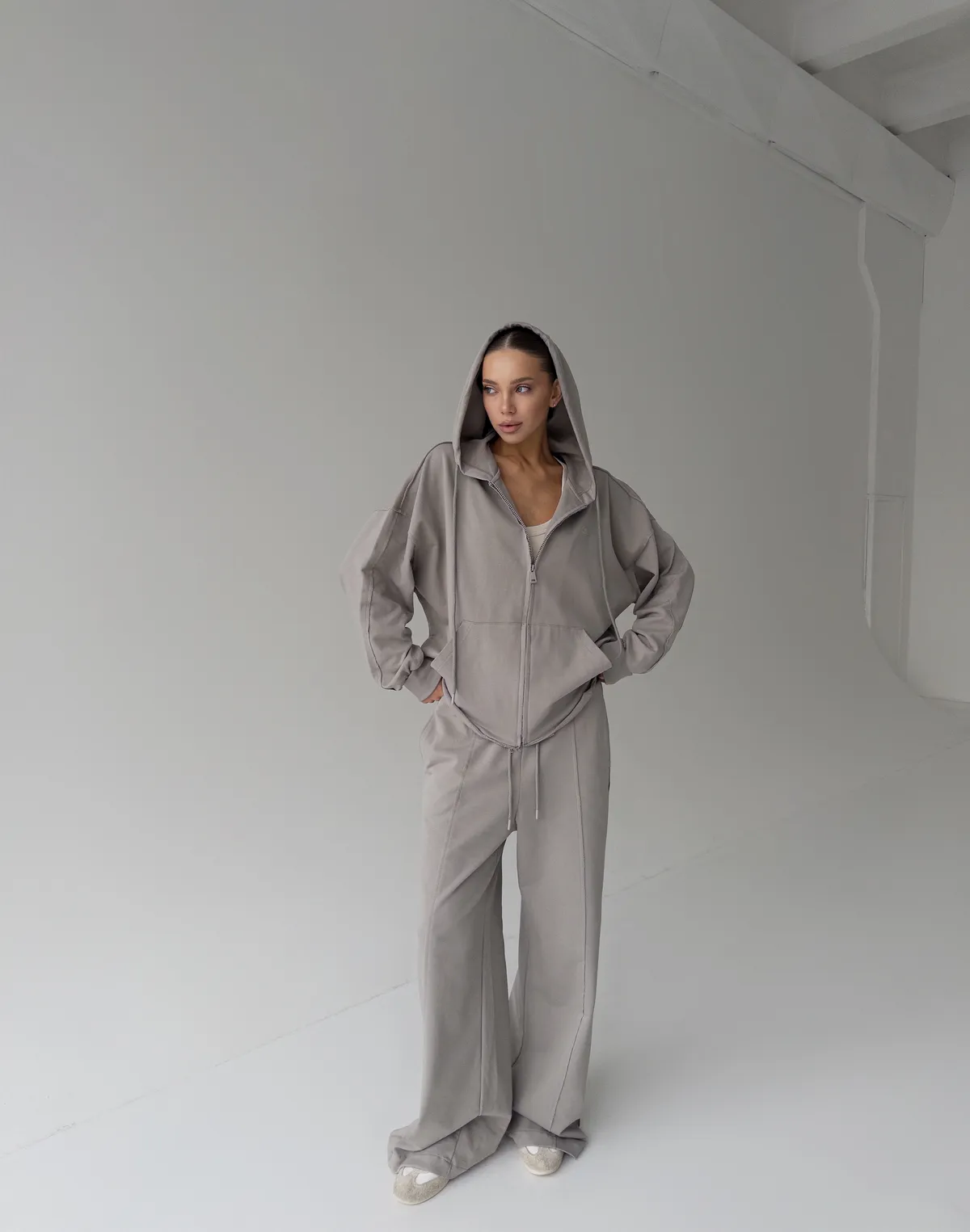 Комплект зіпер оверсайз та штани з декоративними кишенями позаду, нейтральний сірий - Фото 7