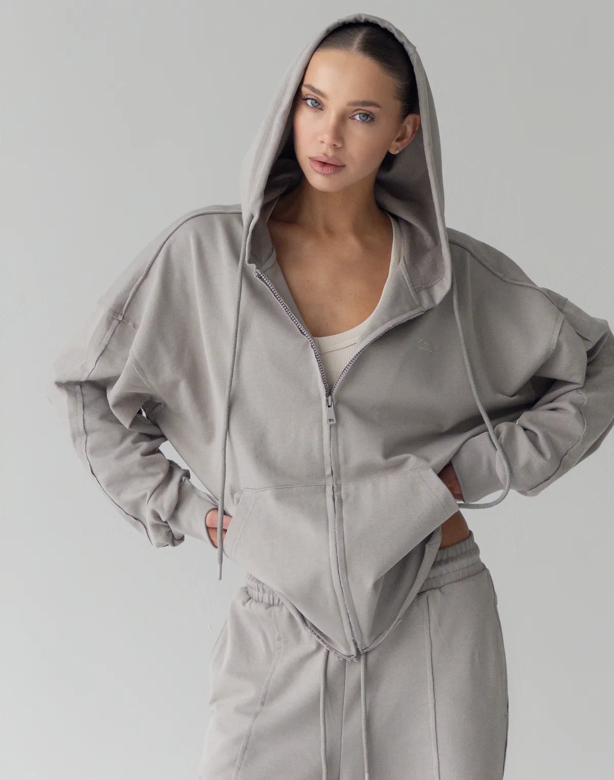 Зіпер оверсайз з декоративними швами, нейтральний сірий - Фото 5