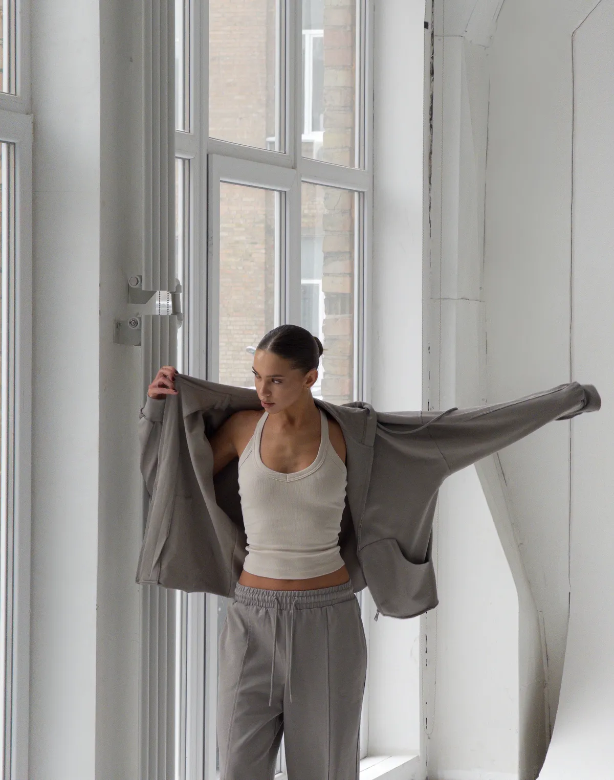 Зіпер оверсайз з декоративними швами, нейтральний сірий - Фото 4