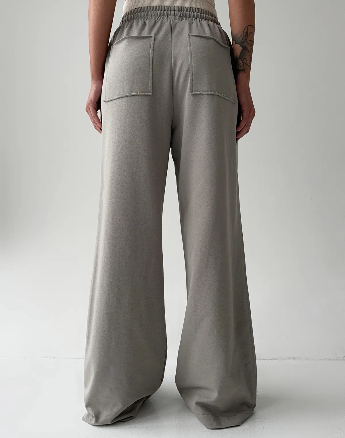 Штани прямі з декоративними кишенями позаду, нейтральний сірий - Фото 2