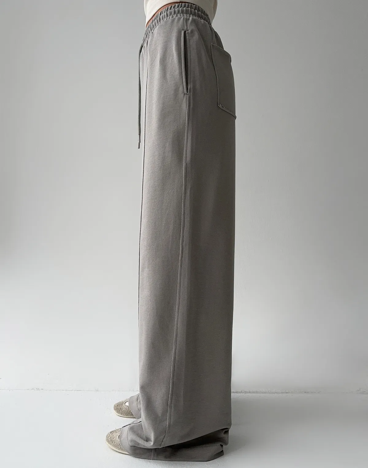 Штани прямі з декоративними кишенями позаду, нейтральний сірий - Фото 6
